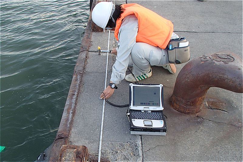 港湾施設において、衝撃弾性波法による劣化状況の調査写真